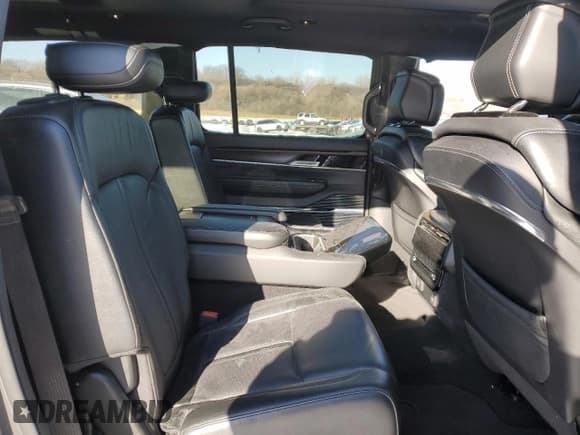 ✅ 2023 Jeep Grand Wagoneer Series II Obsidian • VIN: 1C4SJVFJ7PS530192 • Lot: 89372015. Wystawiony na Copart z przebiegiem 33 730 mil. Bezpłatny archiwum sprzedaży aukcyjnych z USA i szczegółowy raport historii pojazdu na DreamBid. Zdjęcie 11.