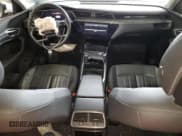 ✅ 2022 Audi e-tron Premium Plus • VIN: WA1LAAGE6NB027257 • Lot: 64239695. Wystawiony na Copart z przebiegiem 54 601 mil. Bezpłatny archiwum sprzedaży aukcyjnych z USA i szczegółowy raport historii pojazdu na DreamBid. Zdjęcie 8.