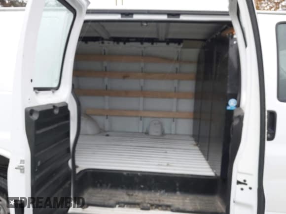 ✅ 2023 Chevrolet Express Cargo • VIN: 1GCWGAFP5P1230752 • Lot: 43732338. Wystawiony na IAAI z przebiegiem 42 696 mil. Bezpłatny archiwum sprzedaży aukcyjnych z USA i szczegółowy raport historii pojazdu na DreamBid. Zdjęcie 8.