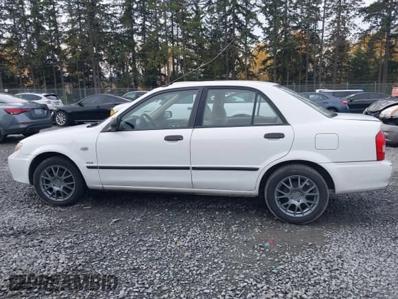 ✅ 2003 Mazda Protege DX • VIN: JM1BJ225331141069 • Лот: 43688727. Опубликован ранее на IAAI с пробегом 136 202 миль. Бесплатный доступ к архиву аукционных продаж из США и подробный отчёт об истории автомобиля на DreamBid. Изображение 14.