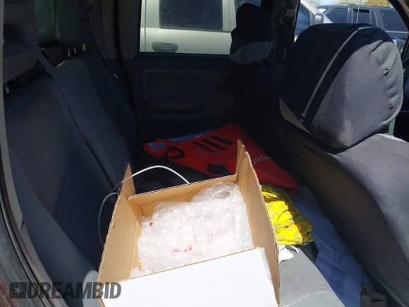 2005 Dodge Dakota ST z VIN 1D7HW28K75S236956, wystawiony jako IAAI lot #42543663 z przebiegiem Nie podano mil oraz . Historia ofert i sprzedaży dostępna na DreamBid. Obrazek 8.