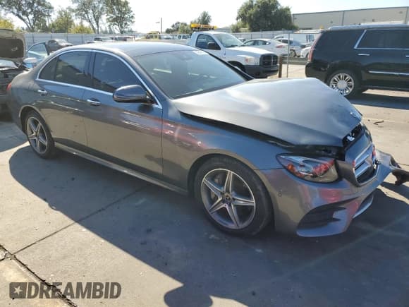 ✅ 2018 Mercedes-Benz E 400 • VIN: WDDZF6GB1JA377972 • Лот: 82543525. Опубликован ранее на Copart с пробегом 93 848 миль. Бесплатный доступ к архиву аукционных продаж из США и подробный отчёт об истории автомобиля на DreamBid. Изображение 4.