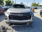 ✅ 2025 Chevrolet Equinox AWD RS • VIN: 3GNAXTEGXSL306952 • Lot: 68942075. Wystawiony na Copart z przebiegiem 4 404 mil. Bezpłatny archiwum sprzedaży aukcyjnych z USA i szczegółowy raport historii pojazdu na DreamBid. Zdjęcie 5.