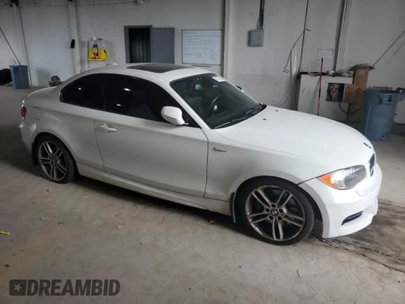 ✅ 2011 BMW 1 Series 135i • VIN: WBAUC9C58BVM09922 • Lot: 67760635. Wystawiony na Copart z przebiegiem Nie podano. Bezpłatny archiwum sprzedaży aukcyjnych z USA i szczegółowy raport historii pojazdu na DreamBid. Zdjęcie 4.