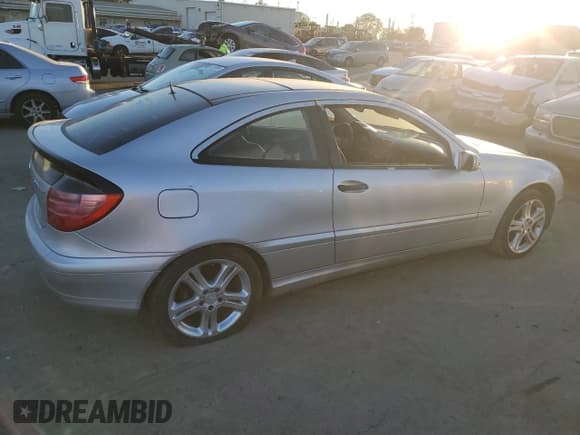✅ 2002 Mercedes-Benz C 230/260/280/320 • VIN: WDBRN47J12A169440 • Lot: 88364835. Wystawiony na Copart z przebiegiem 206 009 mil. Bezpłatny archiwum sprzedaży aukcyjnych z USA i szczegółowy raport historii pojazdu na DreamBid. Zdjęcie 3.