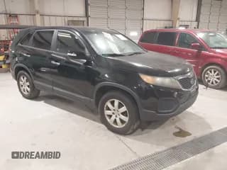 ✅ 2011 Kia Sorento LX • VIN: 5XYKT3A19BG006997 • Lot: 43667967. Wystawiony na IAAI z przebiegiem 237 369 mil. Bezpłatny archiwum sprzedaży aukcyjnych z USA i szczegółowy raport historii pojazdu na DreamBid. Zdjęcie 1.
