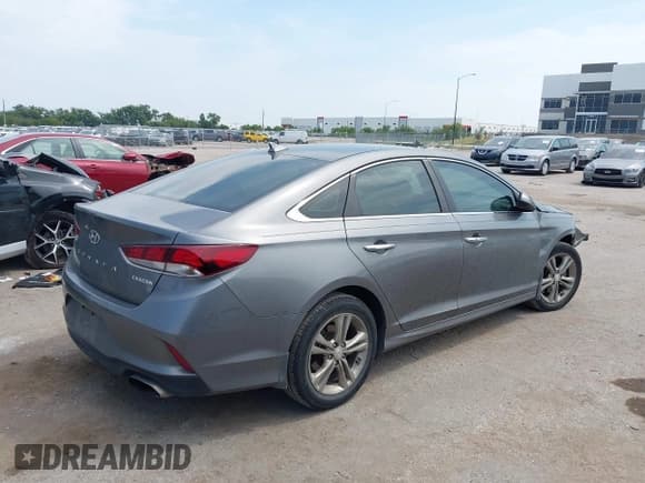 ✅ 2019 Hyundai Sonata Sport • VIN: 5NPE34AF6KH809466 • Lot: 43168000. Listed on IAAI with 88,096 mi. Free auction sales archive from the USA and detailed vehicle history report at DreamBid. Image 4.
