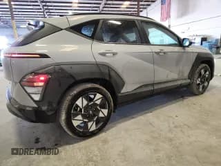 ✅ 2024 Hyundai Kona SEL • VIN: KM8HB3AB4RU173276 • Лот: 89803435. Опубликован ранее на Copart с пробегом 32 003 миль. Бесплатный доступ к архиву аукционных продаж из США и подробный отчёт об истории автомобиля на DreamBid. Изображение 3.