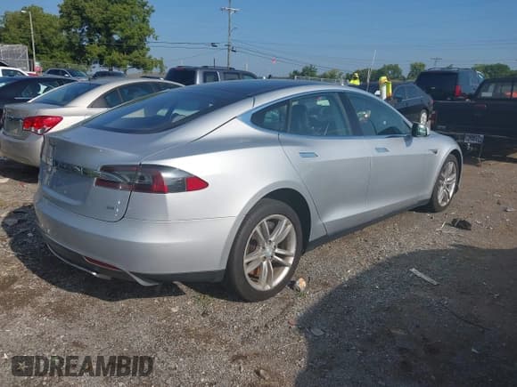 ✅ 2013 Tesla Model S • VIN: 5YJSA1CN4DFP17253 • Lot: 42952661. Wystawiony na IAAI z przebiegiem Nie podano. Bezpłatny archiwum sprzedaży aukcyjnych z USA i szczegółowy raport historii pojazdu na DreamBid. Zdjęcie 4.