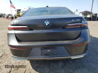 ✅ 2023 BMW i7 xDrive60 • VIN: WBY53EJ05PCM90595 • Lot: 85151334. Wystawiony na Copart z przebiegiem 13 277 mil. Bezpłatny archiwum sprzedaży aukcyjnych z USA i szczegółowy raport historii pojazdu na DreamBid. Zdjęcie 6.