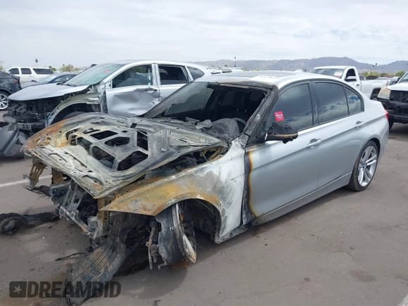 ✅ 2015 BMW 3 Series 320i xDrive • VIN: WBA3C3G52FNS75840 • Lot: 41873015. Wystawiony na IAAI z przebiegiem Nie podano. Bezpłatny archiwum sprzedaży aukcyjnych z USA i szczegółowy raport historii pojazdu na DreamBid. Zdjęcie 2.