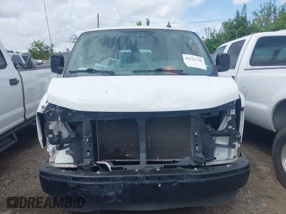 ✅ 2020 Chevrolet Express Cargo • VIN: 1GCWGAFP3L1240299 • Lot: 42522748. Wystawiony na IAAI z przebiegiem 129 759 mil. Bezpłatny archiwum sprzedaży aukcyjnych z USA i szczegółowy raport historii pojazdu na DreamBid. Zdjęcie 12.