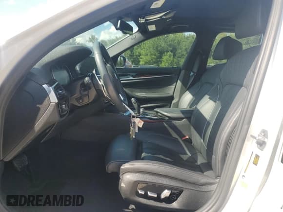 ✅ 2018 BMW 5 Series 540i • VIN: WBAJE5C55JWA97561 • Lot: 71202295. Wystawiony na Copart z przebiegiem 57 619 mil. Bezpłatny archiwum sprzedaży aukcyjnych z USA i szczegółowy raport historii pojazdu na DreamBid. Zdjęcie 7.