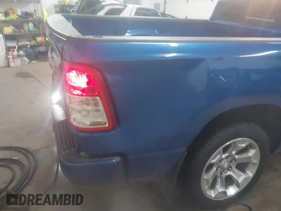 ✅ 2019 Ram 1500 Big Horn • VIN: 1C6RRFBG4KN784867 • Lot: 41406891. Wystawiony na IAAI z przebiegiem 83 654 mil. Bezpłatny archiwum sprzedaży aukcyjnych z USA i szczegółowy raport historii pojazdu na DreamBid. Zdjęcie 18.