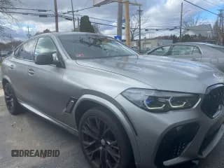 ✅ 2022 BMW X6 M • VIN: 5YMCY0C07N9M97270 • Lot: 92785545. Wystawiony na Copart z przebiegiem 16 432 mil. Bezpłatny archiwum sprzedaży aukcyjnych z USA i szczegółowy raport historii pojazdu na DreamBid. Zdjęcie 1.
