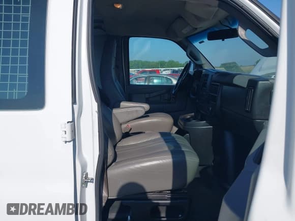 ✅ 2020 Chevrolet Express Cargo • VIN: 1GCWGAFG4L1136579 • Lot: 42368930. Wystawiony na IAAI z przebiegiem 148 792 mil. Bezpłatny archiwum sprzedaży aukcyjnych z USA i szczegółowy raport historii pojazdu na DreamBid. Zdjęcie 5.