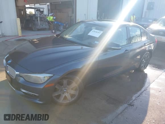 ✅ 2012 BMW 3 Series 328i • VIN: WBA3A5C57CF342333 • Lot: 43658282. Wystawiony na IAAI z przebiegiem 131 683 mil. Bezpłatny archiwum sprzedaży aukcyjnych z USA i szczegółowy raport historii pojazdu na DreamBid. Zdjęcie 2.
