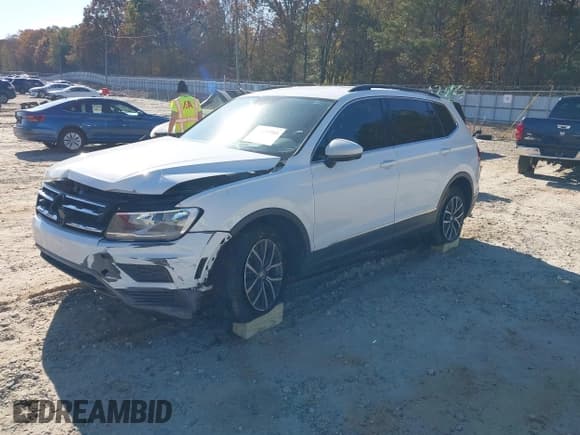 ✅ 2020 Volkswagen Tiguan SE • VIN: 3VV3B7AXXLM124839 • Lot: 43711112. Wystawiony na IAAI z przebiegiem 76 717 mil. Bezpłatny archiwum sprzedaży aukcyjnych z USA i szczegółowy raport historii pojazdu na DreamBid. Zdjęcie 2.