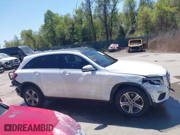 ✅ 2019 Mercedes-Benz GLC 300 • VIN: WDC0G4KB7KF642680 • Lot: 42032973. Wystawiony na IAAI z przebiegiem 137 539 mil. Bezpłatny archiwum sprzedaży aukcyjnych z USA i szczegółowy raport historii pojazdu na DreamBid. Zdjęcie 14.