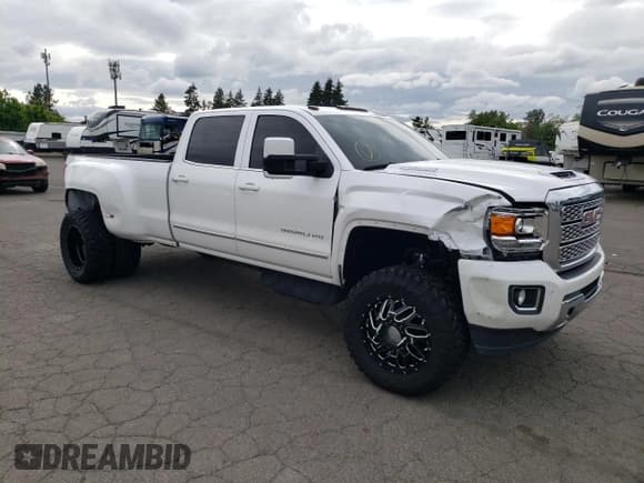 ✅ 2019 GMC Sierra 3500HD Denali • VIN: 1GT42WEY5KF119305 • Лот: 57680105. Опубликован ранее на Copart с пробегом 92 449 миль. Бесплатный доступ к архиву аукционных продаж из США и подробный отчёт об истории автомобиля на DreamBid. Изображение 4.