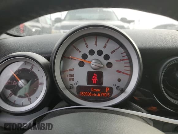 ✅ 2010 MINI Convertible • VIN: WMWMR3C56ATU97164 • Lot: 83908904. Wystawiony na Copart z przebiegiem 153 936 mil. Bezpłatny archiwum sprzedaży aukcyjnych z USA i szczegółowy raport historii pojazdu na DreamBid. Zdjęcie 9.