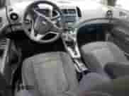 2012 Chevrolet Sonic LT z VIN 1G1JC5SB0C4187463, wystawiony jako Copart lot #68758074 z przebiegiem 123 060 mil mil oraz Szkoda całkowita • Salvage title. Historia ofert i sprzedaży dostępna na DreamBid. Obrazek 8.