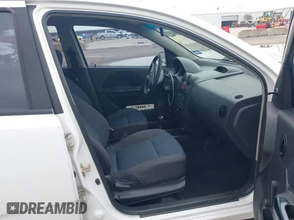 2006 Chevrolet Aveo LS z VIN KL1TD56676B559771, wystawiony jako IAAI lot #42096305 z przebiegiem 179 689 mil mil oraz . Historia ofert i sprzedaży dostępna na DreamBid. Obrazek 5.