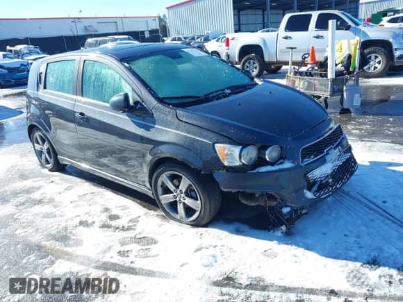 ✅ 2013 Chevrolet Sonic RS • VIN: 1G1JG6SB8D4232693 • Lot: 41385136. Wystawiony na IAAI z przebiegiem 126 782 mil mil. Skorzystaj z bezpłatnego archiwum sprzedaży aukcyjnych z USA i zobacz szczegółowy raport historii pojazdu na DreamBid. Zdjęcie 1.