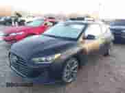 2019 Hyundai Veloster Premium z VIN KMHTG6AF3KU013055, wystawiony jako IAAI lot #41206611 z przebiegiem 48 759 mil mil oraz . Historia ofert i sprzedaży dostępna na DreamBid. Obrazek 2.