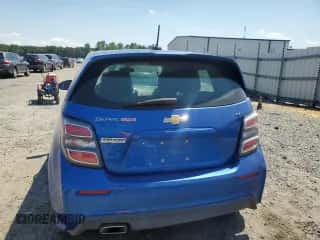 2017 Chevrolet Sonic LT z VIN 1G1JD6SBXH4141570, wystawiony jako Copart lot #61239724 z przebiegiem 108 978 mil mil oraz Szkoda całkowita • Salvage title. Historia ofert i sprzedaży dostępna na DreamBid. Obrazek 6.