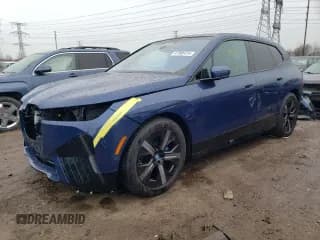 ✅ 2023 BMW iX xDrive50 • VIN: WB523CF04PCM84946 • Лот: 47995414. Опубликован ранее на Copart с пробегом 6 037 миль. Бесплатный доступ к архиву аукционных продаж из США и подробный отчёт об истории автомобиля на DreamBid. Изображение 1.