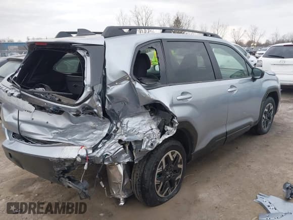 ✅ 2025 Subaru Forester Premium • VIN: JF2SLDBC5SH538293 • Lot: 41898976. Listed on IAAI with 424 mi. Free auction sales archive from the USA and detailed vehicle history report at DreamBid. Image 4.