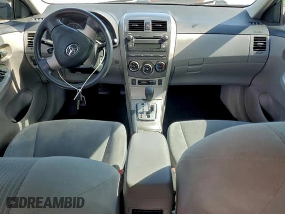 ✅ 2011 Toyota Corolla LE • VIN: 2T1BU4EE6BC715463 • Lot: 94479845. Wystawiony na Copart z przebiegiem 83 518 mil. Bezpłatny archiwum sprzedaży aukcyjnych z USA i szczegółowy raport historii pojazdu na DreamBid. Zdjęcie 8.