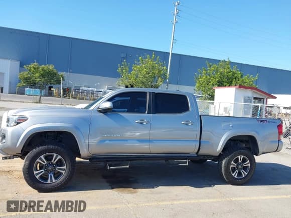✅ 2017 Toyota Tacoma SR5 • VIN: 3TMBZ5DN2HM007865 • Lot: 43384493. Listed on IAAI with 61,625 mi. Free auction sales archive from the USA and detailed vehicle history report at DreamBid. Image 14.