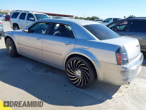 ✅ 2006 Chrysler 300 C • VIN: 2C3KA63HX6H396635 • Лот: 43472271. Опубликован ранее на IAAI с пробегом 169 581 миль. Бесплатный доступ к архиву аукционных продаж из США и подробный отчёт об истории автомобиля на DreamBid. Изображение 3.