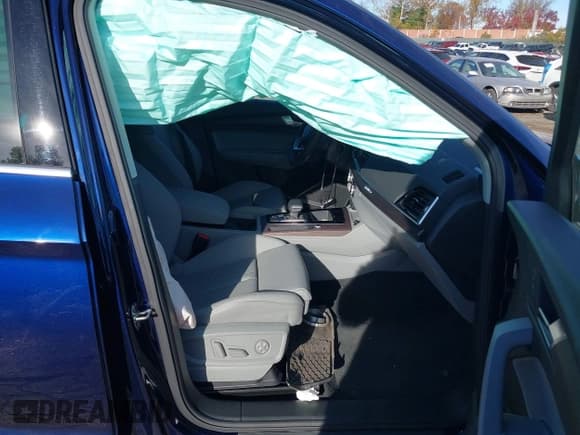 ✅ 2024 Audi Q5 S line Premium Plus • VIN: WA1EAAFY3R2004965 • Lot: 43700978. Wystawiony na IAAI z przebiegiem 7 776 mil. Bezpłatny archiwum sprzedaży aukcyjnych z USA i szczegółowy raport historii pojazdu na DreamBid. Zdjęcie 5.