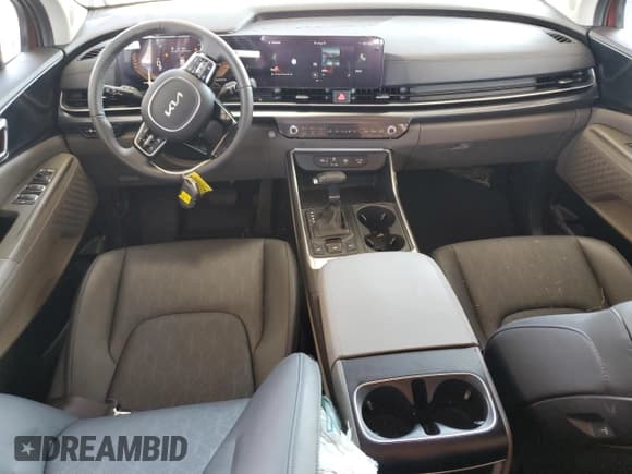 ✅ 2025 Kia Carnival LXS • VIN: KNDNB5K36S6520806 • Lot: 69186445. Wystawiony na Copart z przebiegiem 10 643 mil. Bezpłatny archiwum sprzedaży aukcyjnych z USA i szczegółowy raport historii pojazdu na DreamBid. Zdjęcie 8.