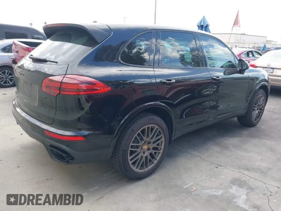 ✅ 2017 Porsche Cayenne • VIN: WP1AA2A22HKA82938 • Lot: 43124008. Wystawiony na IAAI z przebiegiem 58 948 mil. Bezpłatny archiwum sprzedaży aukcyjnych z USA i szczegółowy raport historii pojazdu na DreamBid. Zdjęcie 4.
