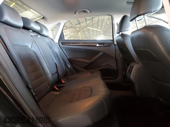 ✅ 2014 Volkswagen Passat SEL Premium • VIN: 1VWCM7A3XEC031942 • Lot: 68702555. Wystawiony na Copart z przebiegiem 119 111 mil. Bezpłatny archiwum sprzedaży aukcyjnych z USA i szczegółowy raport historii pojazdu na DreamBid. Zdjęcie 10.