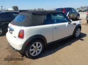 ✅ 2010 MINI Convertible • VIN: WMWMR3C56ATZ18980 • Lot: 43419922. Wystawiony na IAAI z przebiegiem 110 258 mil. Bezpłatny archiwum sprzedaży aukcyjnych z USA i szczegółowy raport historii pojazdu na DreamBid. Zdjęcie 4.