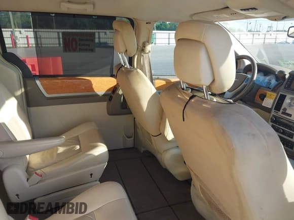 ✅ 2010 Chrysler Town & Country Limited • VIN: 2A4RR7DX6AR321958 • Lot: 43419767. Wystawiony na IAAI z przebiegiem 262 613 mil. Bezpłatny archiwum sprzedaży aukcyjnych z USA i szczegółowy raport historii pojazdu na DreamBid. Zdjęcie 8.