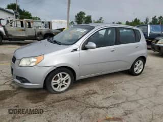 2010 Chevrolet Aveo 1LT z VIN KL1TD6DE9AB006855, wystawiony jako Copart lot #64120345 z przebiegiem Nie podano mil oraz Szkoda całkowita • Salvage title. Historia ofert i sprzedaży dostępna na DreamBid. Obrazek 1.