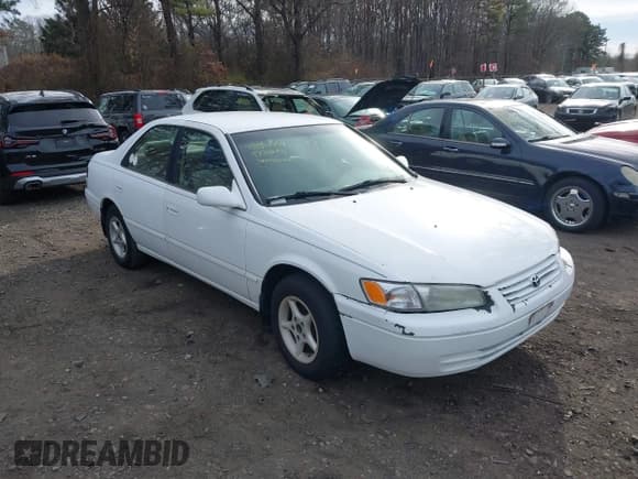 ✅ 1997 Toyota Camry LE • VIN: JT2BG22K4V0064251 • Lot: 43840554. Wystawiony na IAAI z przebiegiem 110 067 mil. Bezpłatny archiwum sprzedaży aukcyjnych z USA i szczegółowy raport historii pojazdu na DreamBid. Zdjęcie 1.