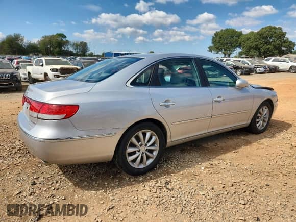 2006 Hyundai Azera SE with VIN KMHFC46F76A105492, listed as a Copart auction lot 84811085 with 221,526 mi miles and Salvage title. Bid and sale history available at DreamBid. Image 3.