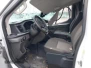 ✅ 2020 Ford Transit Cargo • VIN: 1FTBR1Y8XLKA84383 • Lot: 41519121. Wystawiony na IAAI z przebiegiem 61 410 mil. Bezpłatny archiwum sprzedaży aukcyjnych z USA i szczegółowy raport historii pojazdu na DreamBid. Zdjęcie 5.