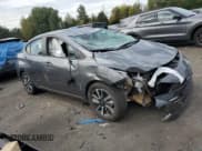 ✅ 2025 Nissan Versa SV • VIN: 3N1CN8EV4SL819846 • Lot: 86885145. Wystawiony na Copart z przebiegiem 20 101 mil. Bezpłatny archiwum sprzedaży aukcyjnych z USA i szczegółowy raport historii pojazdu na DreamBid. Zdjęcie 4.