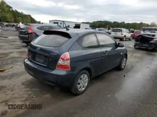 2008 Hyundai Accent GS z VIN KMHCM36C88U086002, wystawiony jako Copart lot #79438824 z przebiegiem Nie podano mil oraz Czysty tytuł • Clean title. Historia ofert i sprzedaży dostępna na DreamBid. Obrazek 3.