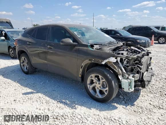 2024 Chevrolet Trax LS с VIN KL77LFE2XRC114759, выставлен на аукционе Copart как лот 85110195 с пробегом 43 627 миль миль и Списание • Salvage title. История ставок и продаж доступна на DreamBid. Изображение 4.