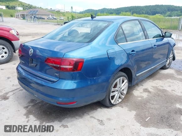 ✅ 2017 Volkswagen Jetta SEL • VIN: 3VWL17AJXHM304792 • Lot: 42688617. Wystawiony na IAAI z przebiegiem 98 916 mil. Bezpłatny archiwum sprzedaży aukcyjnych z USA i szczegółowy raport historii pojazdu na DreamBid. Zdjęcie 4.