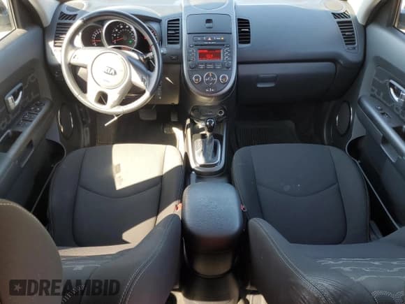 ✅ 2013 Kia Soul + • VIN: KNDJT2A64D7513811 • Lot: 81622215. Wystawiony na Copart z przebiegiem 58 835 mil. Bezpłatny archiwum sprzedaży aukcyjnych z USA i szczegółowy raport historii pojazdu na DreamBid. Zdjęcie 8.